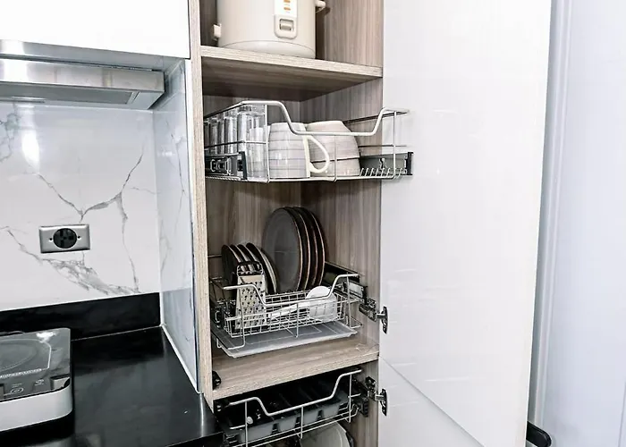Neil's Cozy Crib In Jtower Apartment
